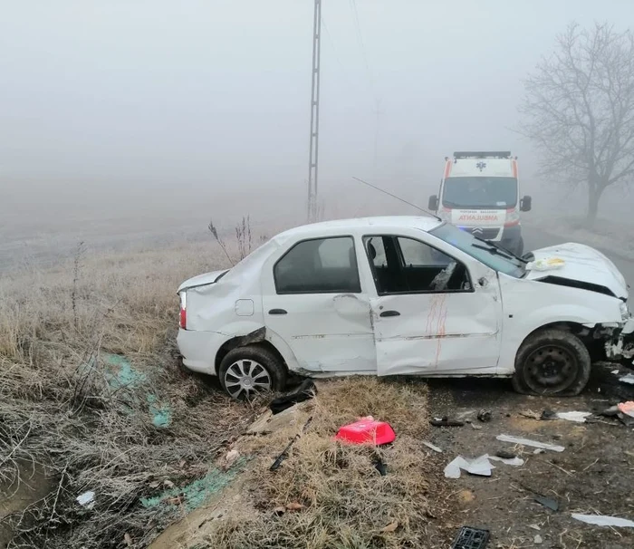 Mașina a fost serios avariată în urma coliziunii cu capul de pod FOTO ISU Vaslui