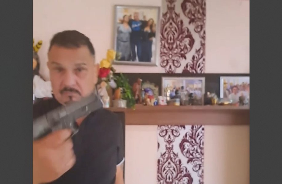 Fudulia păguboasă a unui interlop buzoian: s-a filmat cu pistolul în mână, apoi s-a trezit cu „mascații” la ușă VIDEO