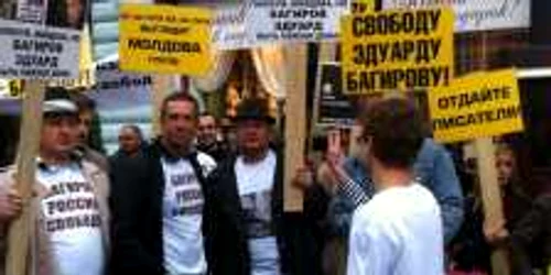 Câteva zeci de persoane au protestat în faţa Ambasadei Moldovei la Moscova