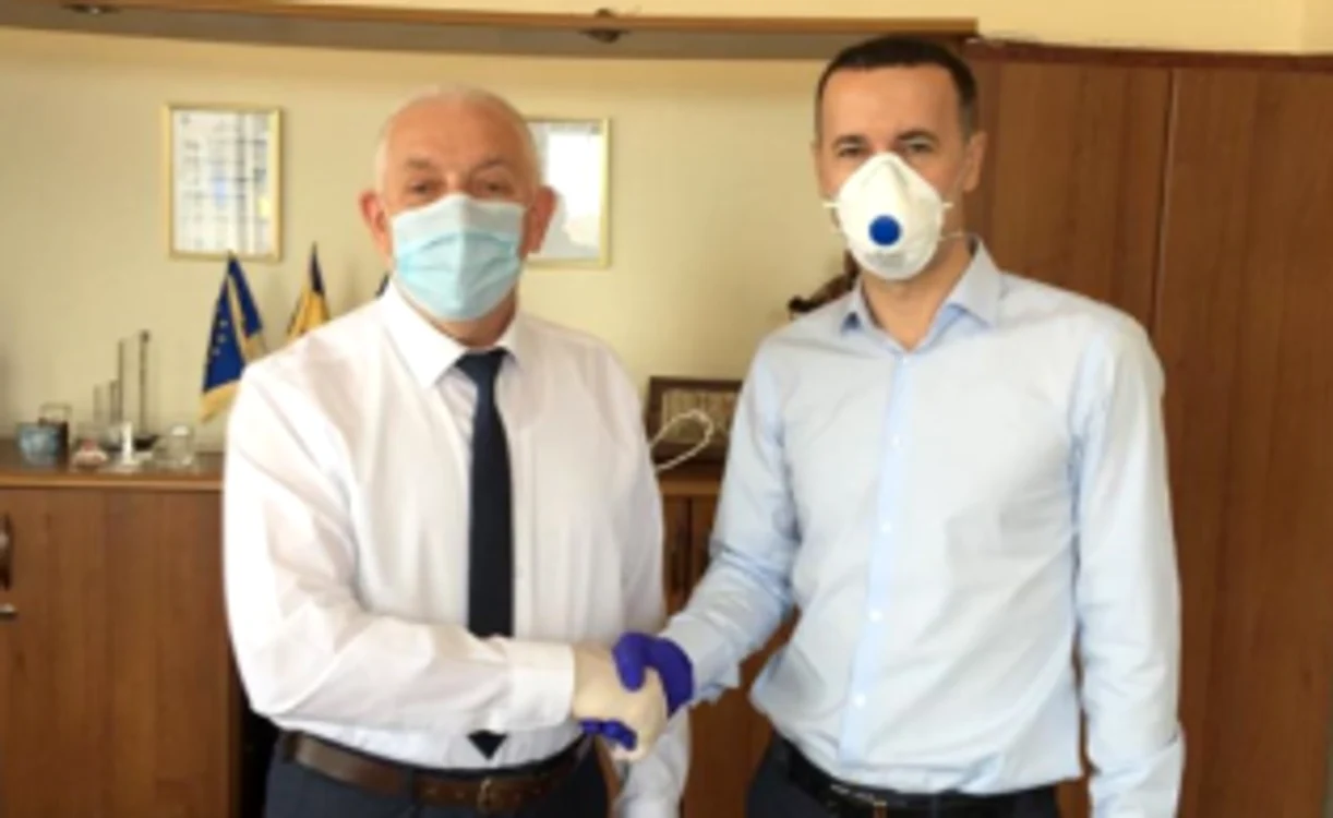 Horia Tiseanu (stânga), primarul din Câmpina, şi Iulian Dumitrescu, senator PNL FOTO Facebook/ Primăria Municipiului Câmpina