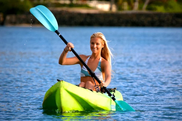 Ocean Ramsey a înotat cu rechinii fără o cuşcă protectoare de trei ori. (Foto: Caters)