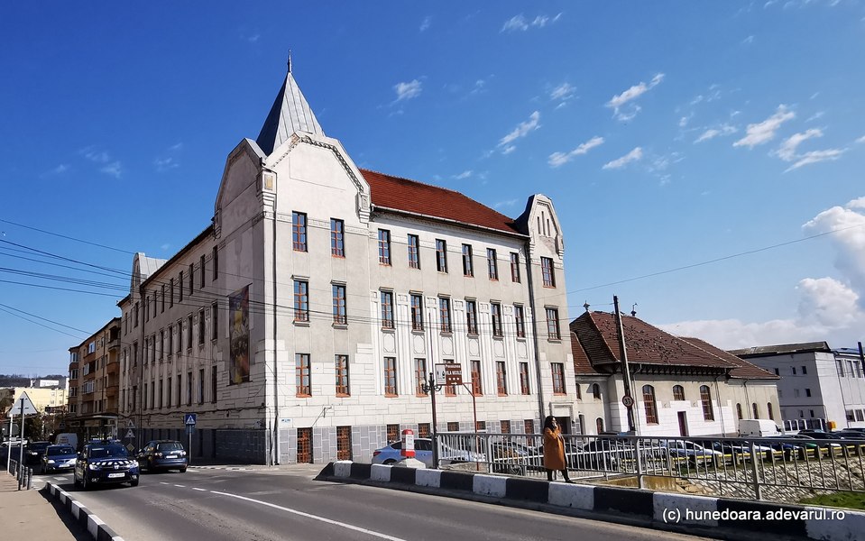 Elevă agresată de colege după ce ar fi întârziat autobuzul. Victima și-a chemat în ajutor sora mai mare