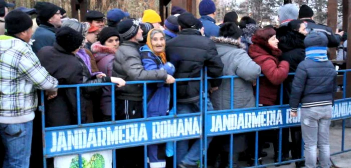 Oamenii au stat la coadă pentru porţiile de fasole cu cârnaţi. FOTO: Daniel Guţă. ADEVĂRUL.