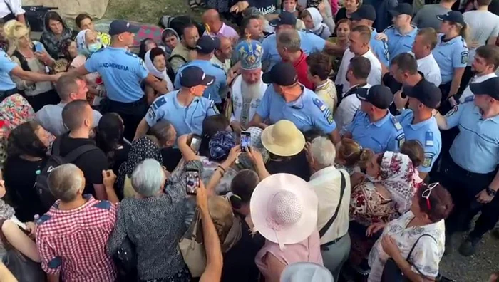 Foarte puţini credincioşi au purtat mască în aer liber. Nici măcar Mitropolitul Clujului, IPS Andrei sau jandarmii nu au purtat.