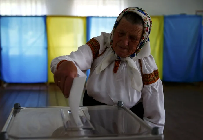 În vestul Ucrainei, oamenii ies la vot în număr ridicat. Situaţia este alta în estul ţării. FOTO Reuters