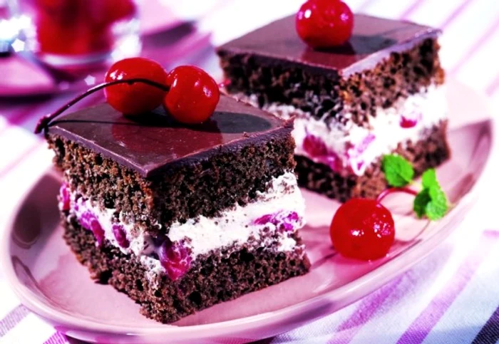 
    Încearcă o reţetă de sezon şi descoperă savoarea prăjiturii "Pădurea neagră", cu cireşe.clickpoftabuna.ro  