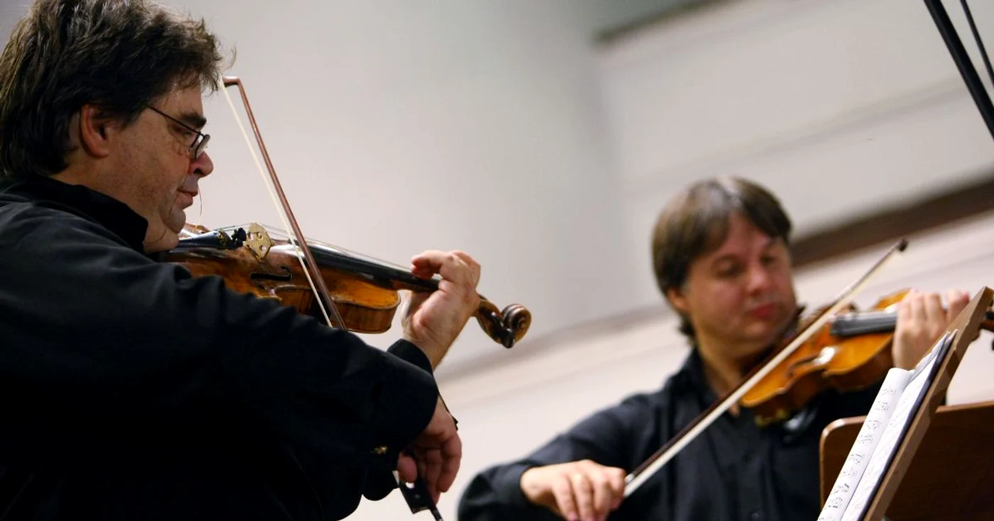 Combinaţie unică: Gabriel Croitoru cu Guarneri (stânga) şi Liviu Prunaru cu Stradivarius Foto: Sebastian Tătaru