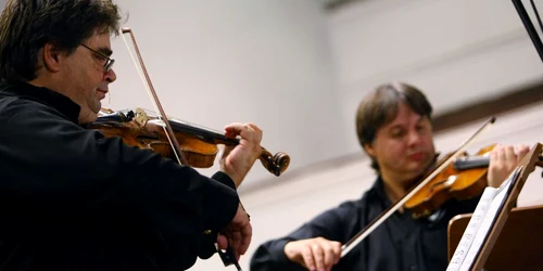 Combinaţie unică: Gabriel Croitoru cu Guarneri (stânga) şi Liviu Prunaru cu Stradivarius Foto: Sebastian Tătaru