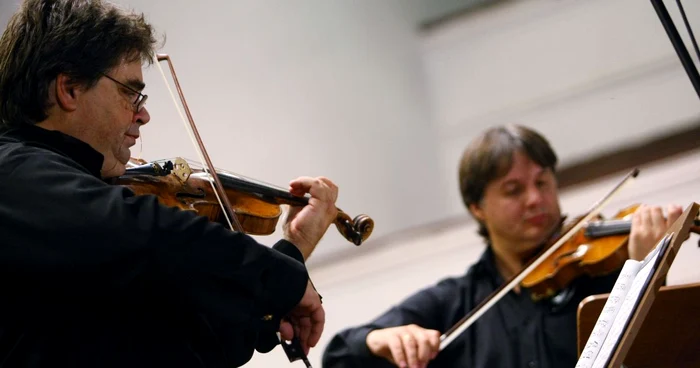 Combinaţie unică: Gabriel Croitoru cu Guarneri (stânga) şi Liviu Prunaru cu Stradivarius Foto: Sebastian Tătaru