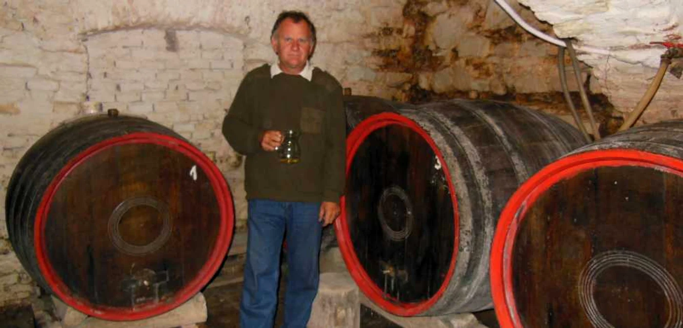Papp Peter în crama tradiţională pe care o are în Aiud