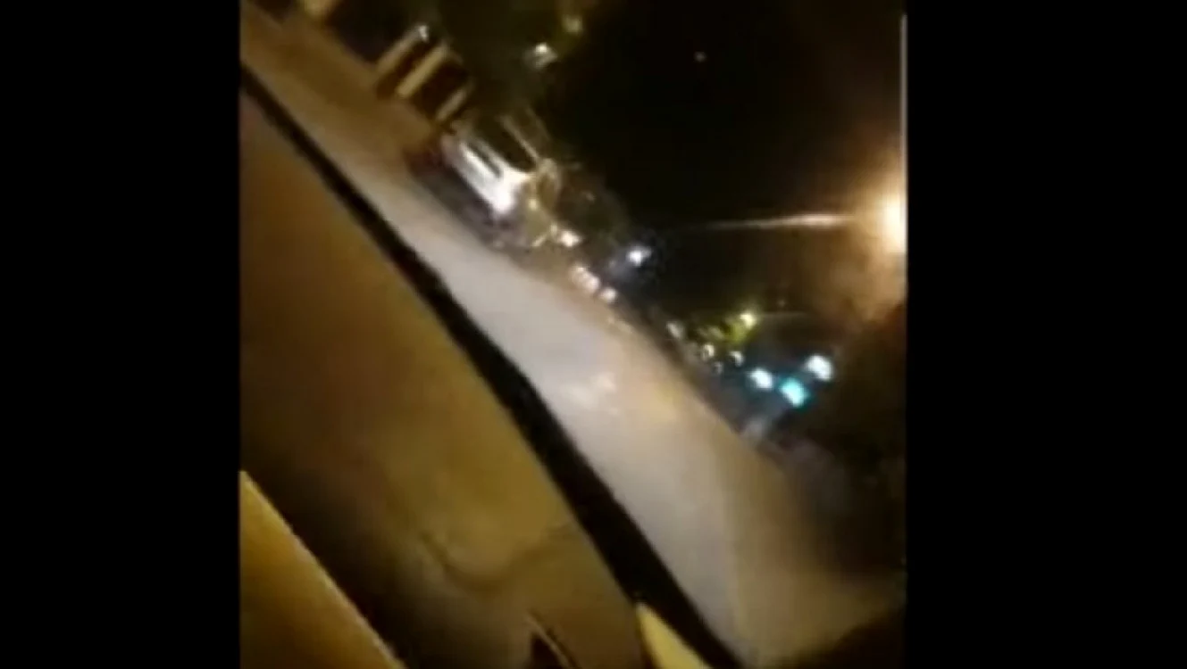 Momentul ân care tânărul scapă maşina de sub control şi acroşează trei maşini parcate FOTO captură video