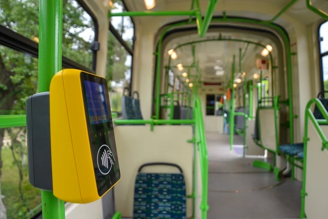 Foto interior tramvai cu sistem digital de plată
