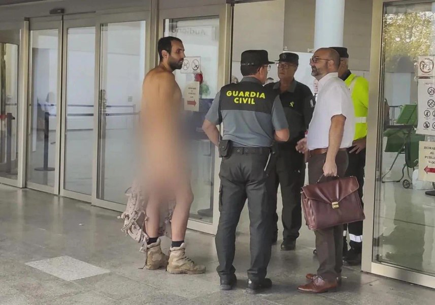 Un tânăr nudist din Valencia, amendat pentru că a intrat dezbrăcat în secția de poliție
