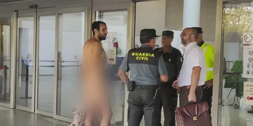 barbat din valencia intra dezbracat in sectia de politie webp