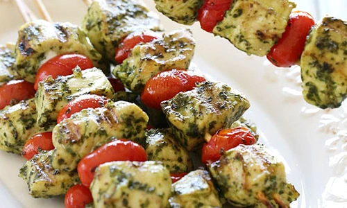 Frigarui de pui cu sos pesto si rosii jpeg