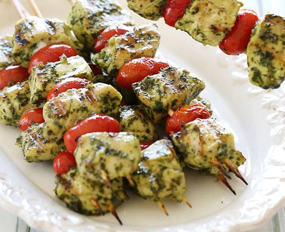 Frigarui de pui cu sos pesto si rosii jpeg