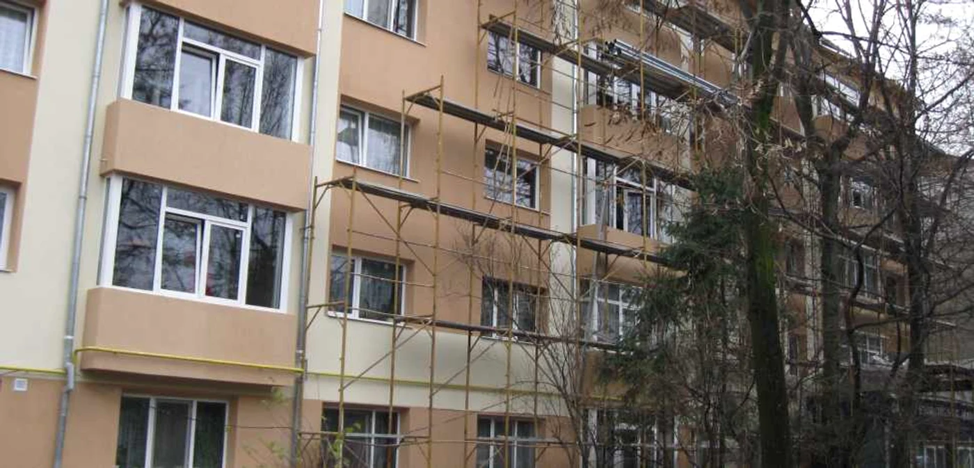 Lucrările de anvelopare termică din Adjud sunt executate de Primărie