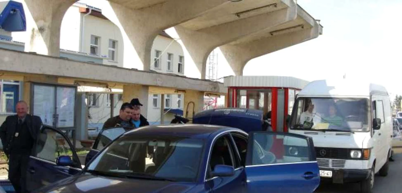 Traficul se reia prin punctele de trecere a frontierei din Vestul ţării