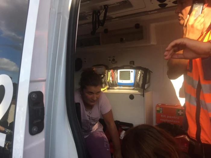 Monica Melencu a avut nevoie de îngrijiri medicale după ce jandarmii au încercat să o conducă la sediul DIICOT FOTO: Ana Popescu