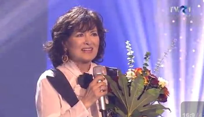 Luminiţa Dobrescu pe scena Teatrului Dramatic din Braşov (captură TVR)