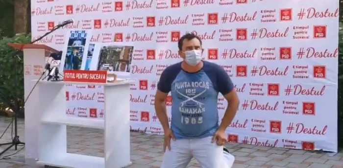 Andrei Neşculescu, creatorul personajului „Clovnul Bobo”, în genunchi la o conferinţă PSD FOTO:O.Şlemco