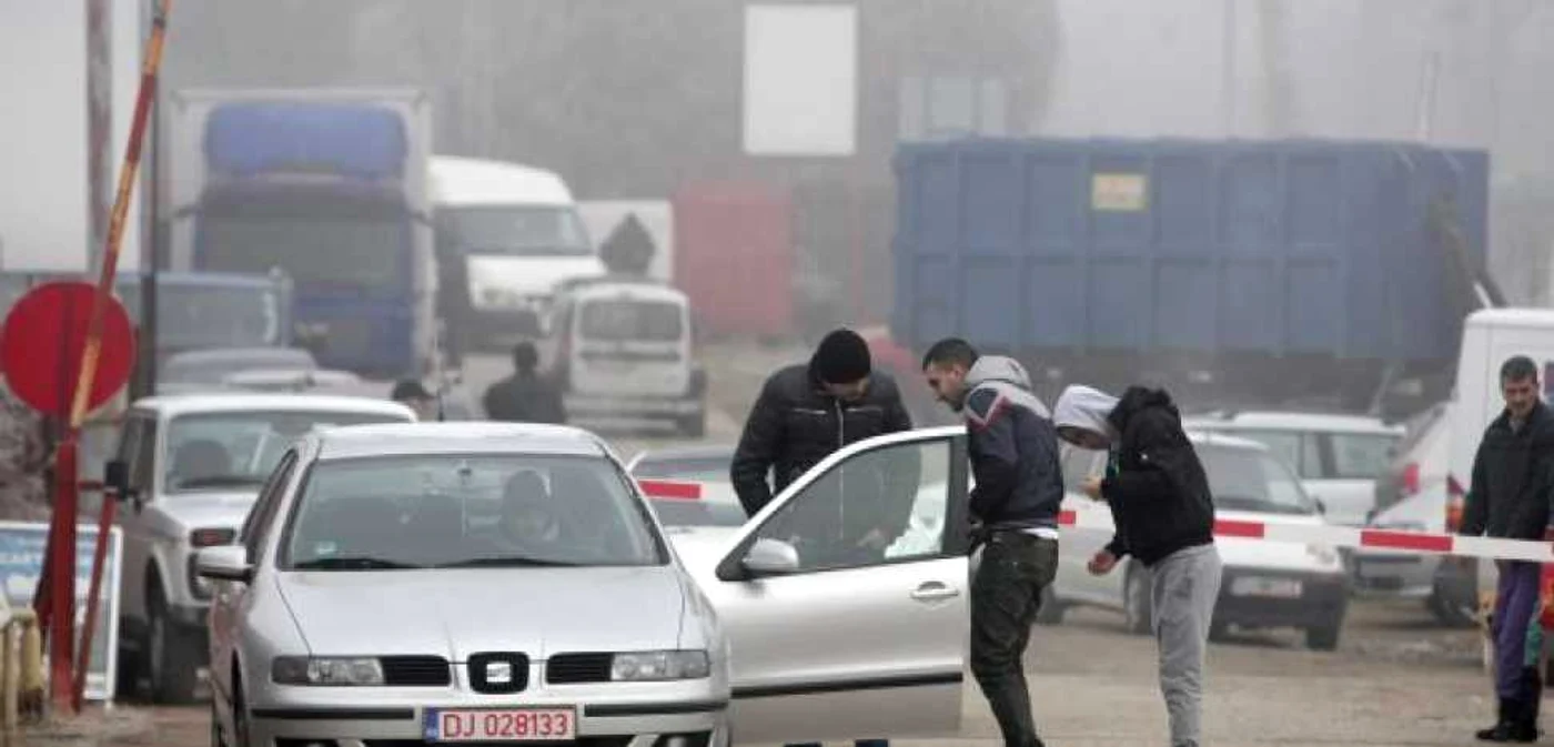 Şoferii stau şi câte patru ore la coadă  la RAR pentru a-şi putea înmatricula maşinile