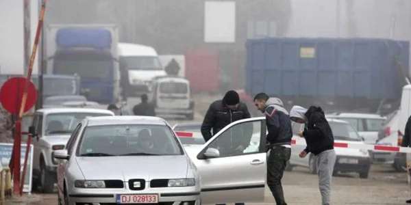 Şoferii stau şi câte patru ore la coadă  la RAR pentru a-şi putea înmatricula maşinile