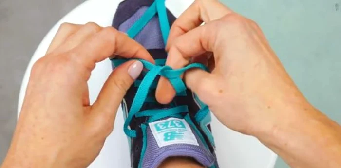 Invaţă cum poţi să-ţi legi şireturile în doar două secundeFoto: Captură Youtube