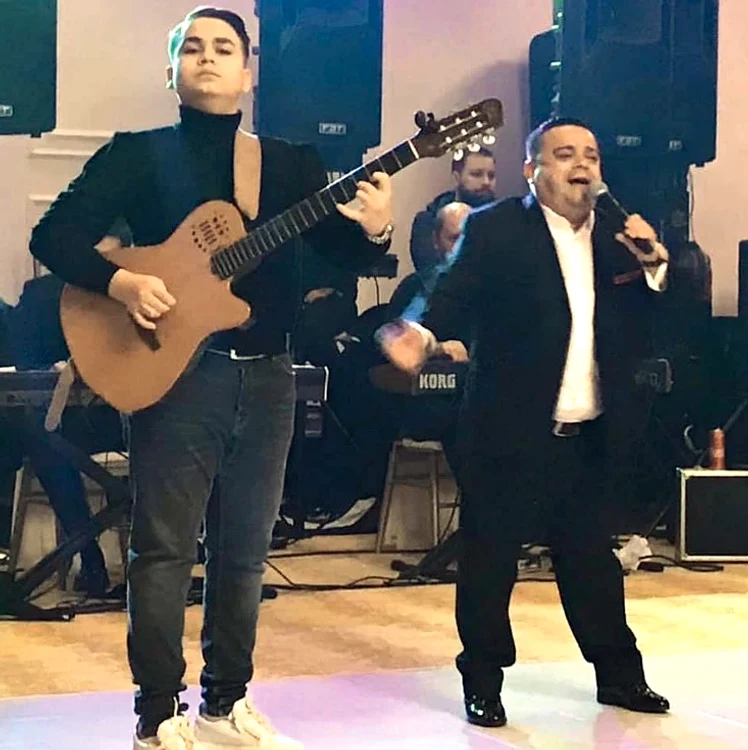 A început să cânte  cu fiul său,  Adrian Minune Jr. Foto: Arhivă