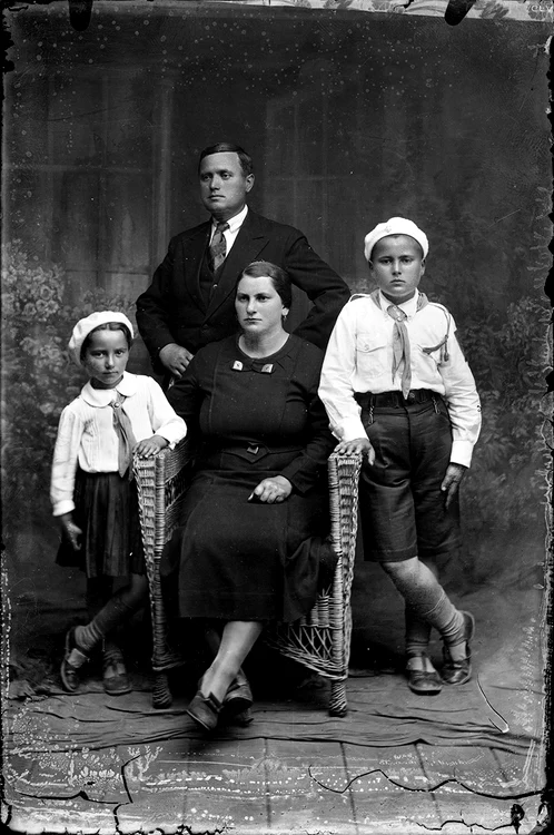 Soția Elena,  soțul Costică și copiii (în uniformă de străjeri) Ecaterina și Alexandru Acsinte. Fotografia a fost făcută în studioul Foto-Splendid Acsinte.