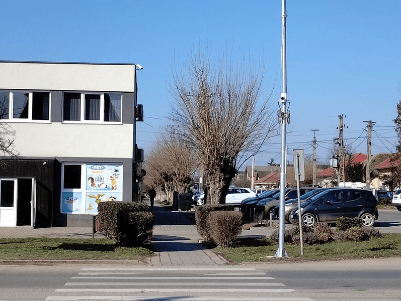Prima trecere de pietoni inteligentă din România a fost montată lângă Timișoara. Cum arată sistemul de avertizare FOTO