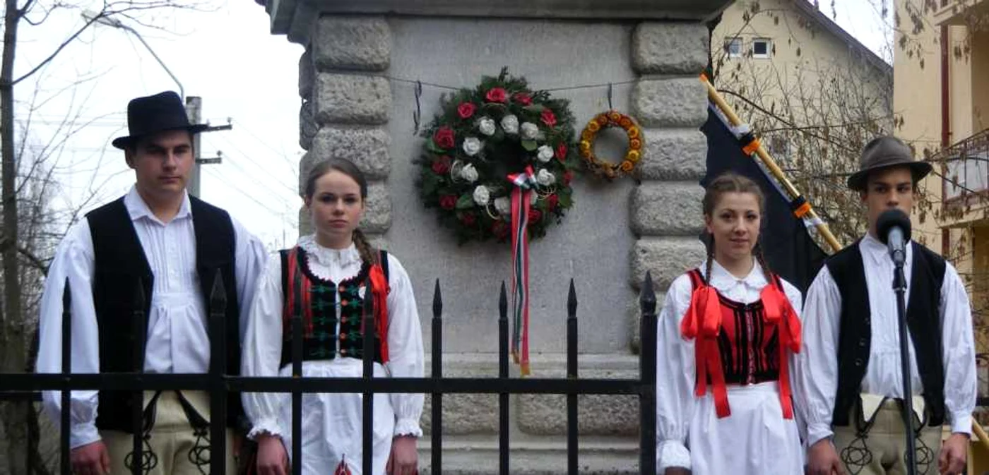 Ziua Maghiarilor de Pretutindeni a strâns aproximativ 1.500 de maghiari la Monumentul Martirilor Secui din Târgu Mureş FOTO:Ana Gajdo