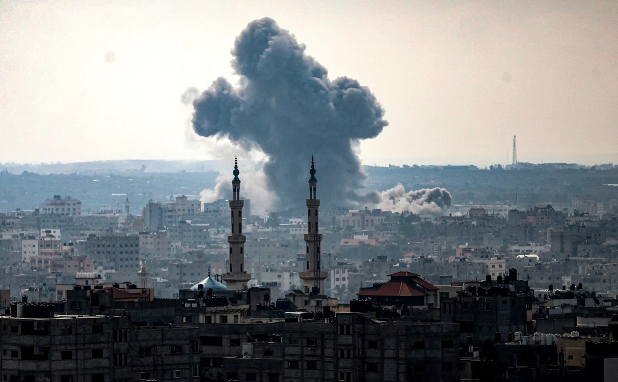 Israelul bombardează intens Gaza de vineri în pregătirea invaziei terestre FOTO PROFIMEDIA