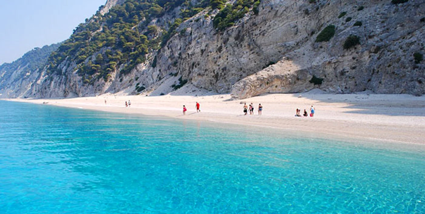 Plaja Egremni din Lefkada, după cutremurfoto: pappaspost.com