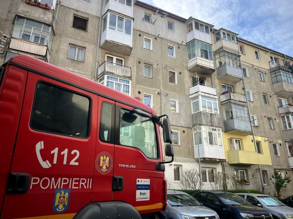 Pompierii au descoperit o victimă carbonizată, după stingerea incendiului.  FOTO: ISU Sibiu