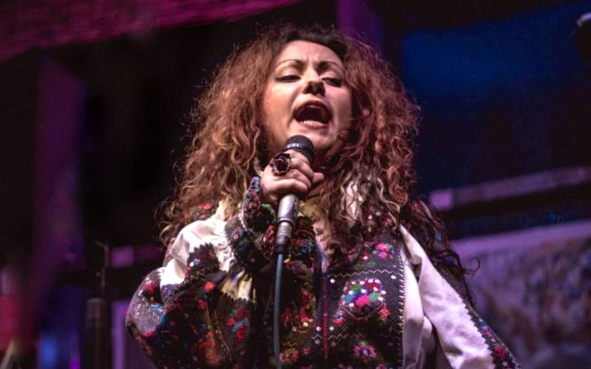 Alina Ciolcă, o solistă cu o voce impresionantă, va interpreta cântece în aromână pe scena TNB