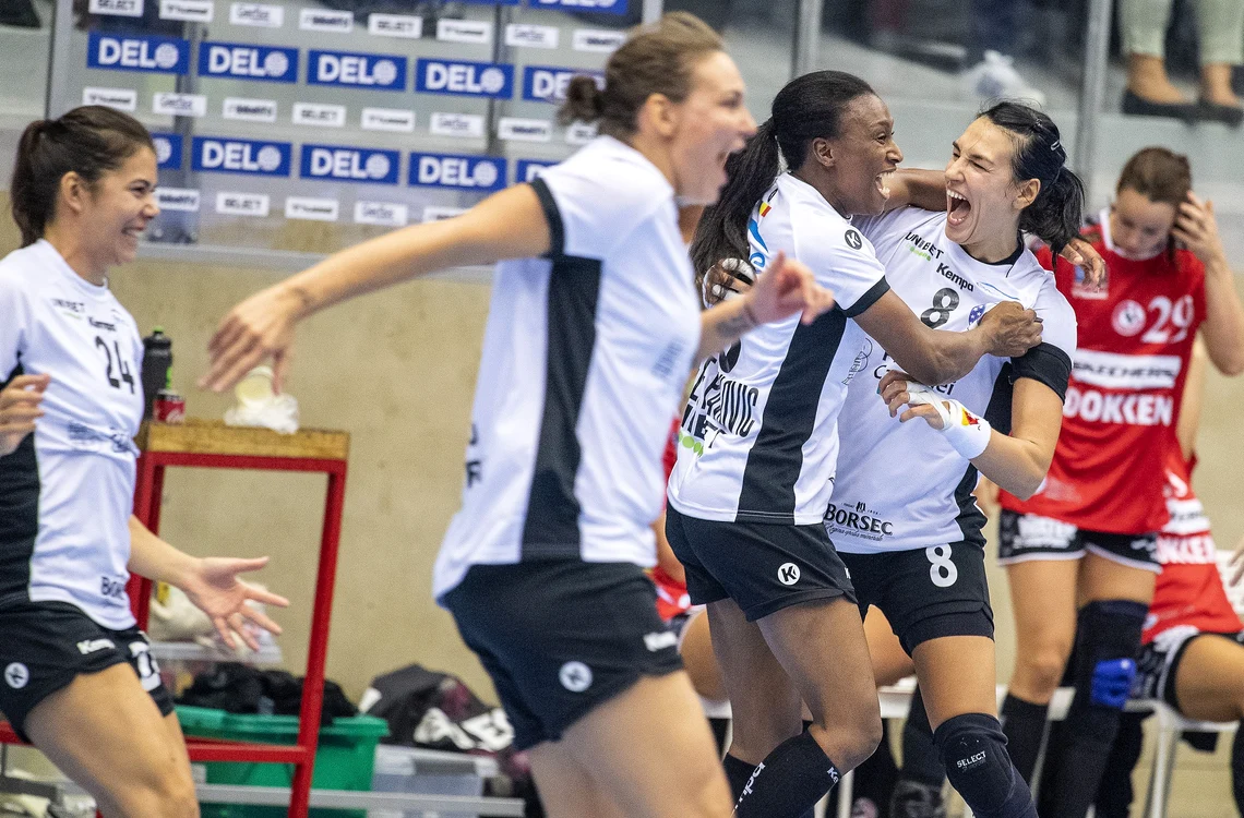 
    Cristina Neagu se bucură după  gol marcat în ultima secundă a meciului cu Team EsbjergFoto: EPA-EFE  