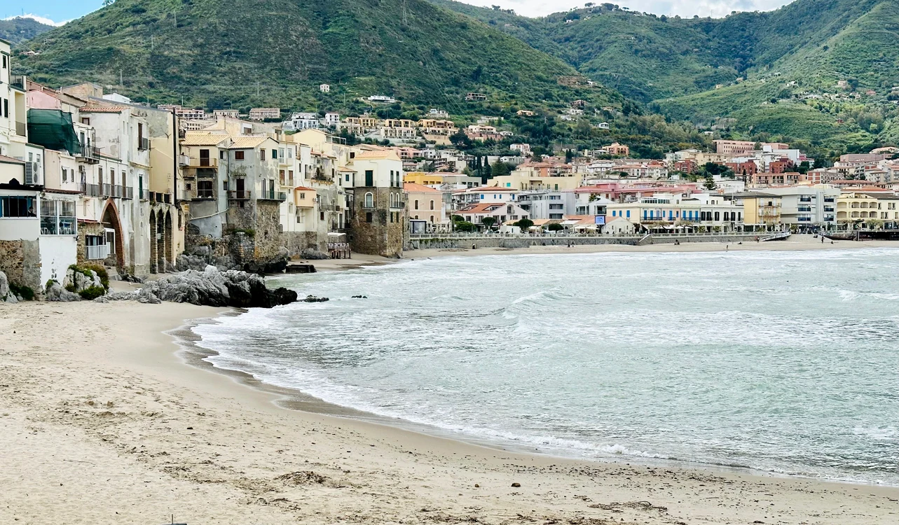 Aproape 700.000 de euro au fost aruncați în mare, în Italia / foto: Pexels