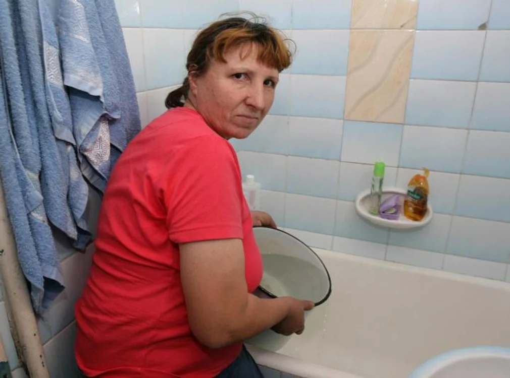 
    Oamenii vor fi nevoiţi să încălzească apa pentru baie  