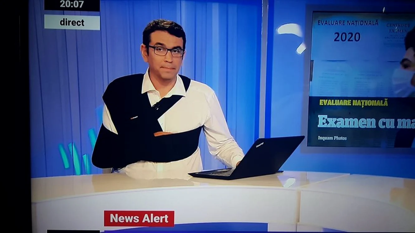 Cosmin Prelipceanu a revenit la „Jurnalul de seară“ de la Digi24. Jurnalistul este nevoit să poarte o orteză FOTO Ştefan Pană