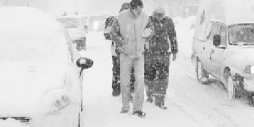 Viscolul trage şoferii pe dreapta. FOTO: ARHIVĂ