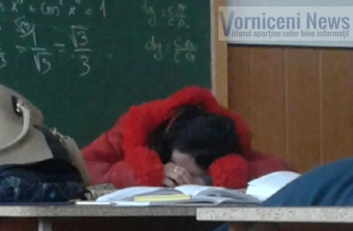 Elevii spun că profesoara lor de matematică doarme des cu capul pe catedra FOTO Vorniceni News
