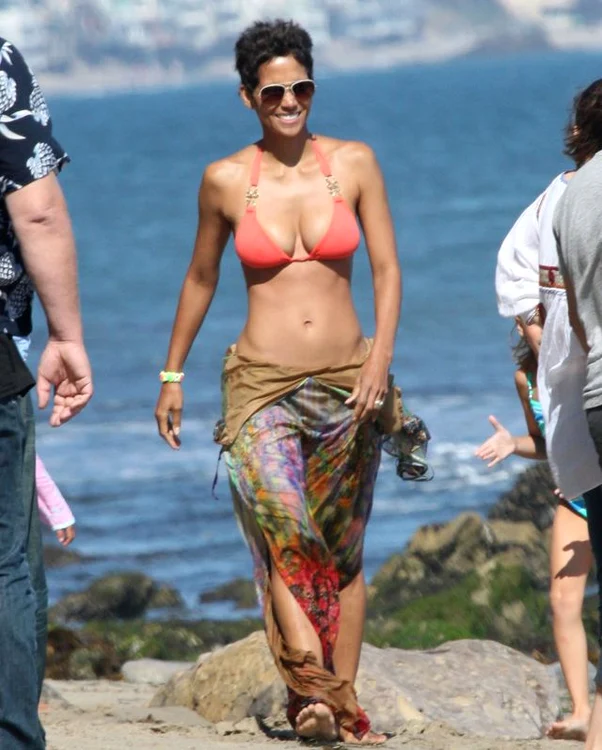 
    Halle Berry, sexy la 45 de ani (Foto: Hepta)  