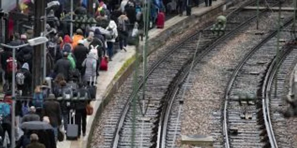 Calatori asteptand trenul in Gara de Est din Paris FOTO EPA-EFE
