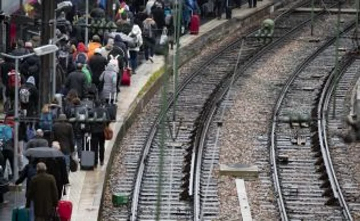 Calatori asteptand trenul in Gara de Est din Paris FOTO EPA-EFE