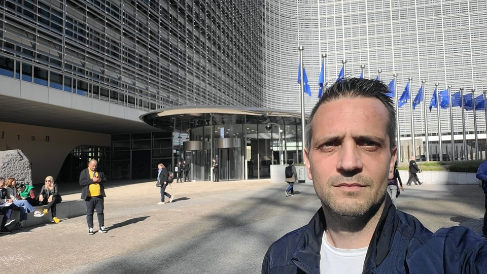 Membru AUR, prins când primea mită pentru a-și trafica influența. Partidul anunță că l-a exclus