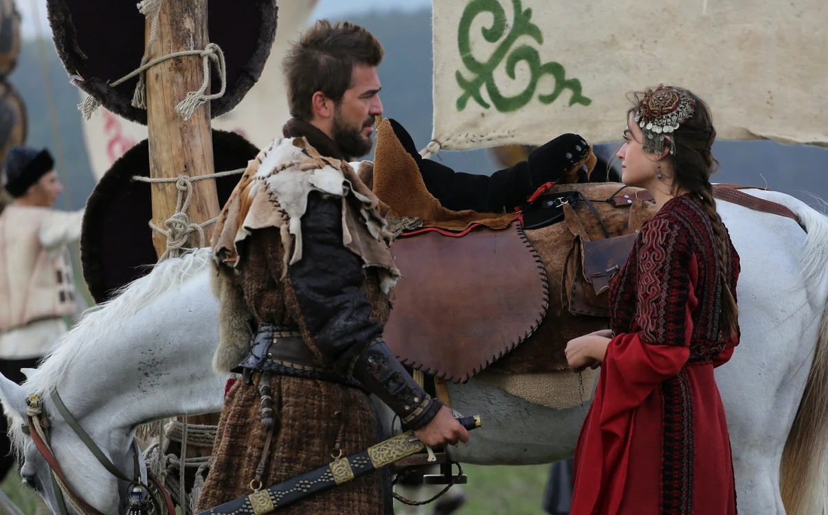 
    Ertuğul și Halime, la filmările serialului „Putere și Glorie”foto: Prima TV  