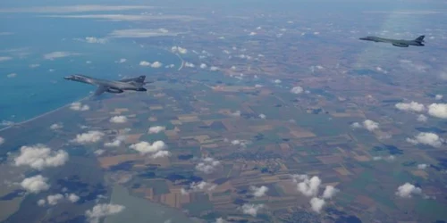 Două bombardiere strategice americane antrenamente comune deasupra României cu avioane ale Forţelor Aeriene Române FOTO MApN