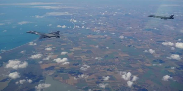 Două bombardiere strategice americane antrenamente comune deasupra României cu avioane ale Forţelor Aeriene Române FOTO MApN