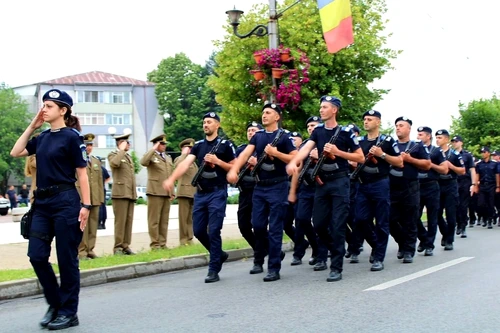jandarmeriţa care a condus in premieră blocul de defilare în olt - foto arhiva personala